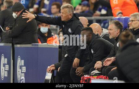 Gelsenkirchen, Deutschland. 09. Apr, 2022. firo : 9.. April 2022, Fuvuball, 2. Bundesliga, Saison 2021/2022, FC Schalke 04 - 1. FC Heidenheim Co-Coach: Peter Hermann Quelle: dpa/Alamy Live News Stockfoto