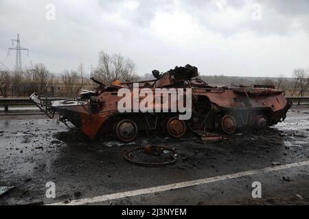 Kiew, Ukraine. 09. April 2022. Blick auf die zerstörte Brücke über den Irpen auf der Warschauer Autobahn, Region Kiew, Nord-Zentral-Ukraine, am 08. April 2022. Foto von Hennadii Minchenko/Ukrinform/ABACAPRESS.COM Credit: Abaca Press/Alamy Live News Stockfoto