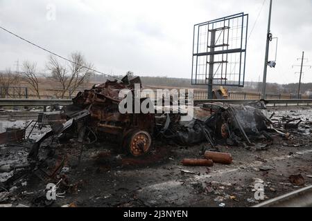 Kiew, Ukraine. 09. April 2022. Blick auf die zerstörte Brücke über den Irpen auf der Warschauer Autobahn, Region Kiew, Nord-Zentral-Ukraine, am 08. April 2022. Foto von Hennadii Minchenko/Ukrinform/ABACAPRESS.COM Credit: Abaca Press/Alamy Live News Stockfoto