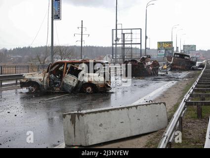 Kiew, Ukraine. 09. April 2022. Blick auf die zerstörte Brücke über den Irpen auf der Warschauer Autobahn, Region Kiew, Nord-Zentral-Ukraine, am 08. April 2022. Foto von Hennadii Minchenko/Ukrinform/ABACAPRESS.COM Credit: Abaca Press/Alamy Live News Stockfoto