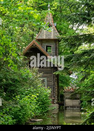 Sehr altes ländliches Haus in der Mitte des Waldes, Waldlandschaft mit einem Holzhaus, voller Rahmen Stockfoto