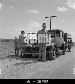 Ölarbeiter und Familie mit Migrationshintergrund in der Nähe von Odessa, Texas. Stockfoto