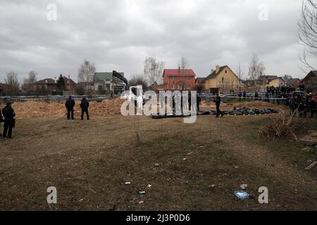 Bucha, Ukraine. 09. April 2022. Leichen von Menschen, die von russischen Besatzern ermordet wurden, werden am 08. April 2022 aus einem Massengrab in Bucha, Region Kiew, Nord-Zentral-Ukraine, exhumiert. Foto von Hennadii Minchenko/Ukrinform/ABACAPRESS.COM Credit: Abaca Press/Alamy Live News Stockfoto