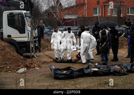 Bucha, Ukraine. 09. April 2022. (ANMERKUNG DER REDAKTION: Das Bild zeigt den Tod) Leichen von Menschen, die von russischen Besatzern ermordet wurden, werden am 08. April 2022 aus einem Massengrab in Bucha, Region Kiew, Nord-Zentral-Ukraine, exhumiert. Foto von Hennadii Minchenko/Ukrinform/ABACAPRESS.COM Credit: Abaca Press/Alamy Live News Stockfoto