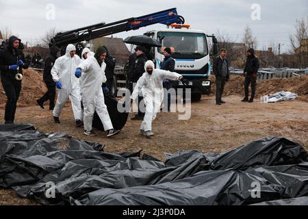 Bucha, Ukraine. 09. April 2022. Leichen von Menschen, die von russischen Besatzern ermordet wurden, wurden am 08. April 2022 auf dem Massengrab in Bucha, Region Kiew, im Norden der Zentralukraine, gefunden. Foto von Hennadii Minchenko/Ukrinform/ABACAPRESS.COM Credit: Abaca Press/Alamy Live News Stockfoto