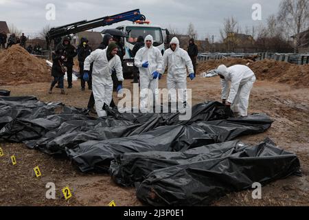 Bucha, Ukraine. 09. April 2022. Leichen von Menschen, die von russischen Besatzern ermordet wurden, wurden am 08. April 2022 auf dem Massengrab in Bucha, Region Kiew, im Norden der Zentralukraine, gefunden. Foto von Hennadii Minchenko/Ukrinform/ABACAPRESS.COM Credit: Abaca Press/Alamy Live News Stockfoto