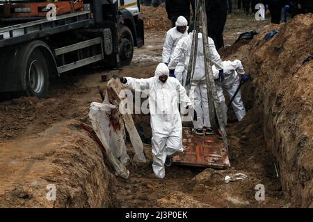 Bucha, Ukraine. 09. April 2022. Leichen von Menschen, die von russischen Besatzern ermordet wurden, werden am 08. April 2022 aus einem Massengrab in Bucha, Region Kiew, Nord-Zentral-Ukraine, exhumiert. Foto von Hennadii Minchenko/Ukrinform/ABACAPRESS.COM Credit: Abaca Press/Alamy Live News Stockfoto