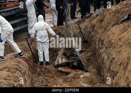 Bucha, Ukraine. 09. April 2022. (ANMERKUNG DER REDAKTION: Das Bild zeigt den Tod) Leichen von Menschen, die von russischen Besatzern ermordet wurden, werden am 08. April 2022 aus einem Massengrab in Bucha, Region Kiew, Nord-Zentral-Ukraine, exhumiert. Foto von Hennadii Minchenko/Ukrinform/ABACAPRESS.COM Credit: Abaca Press/Alamy Live News Stockfoto