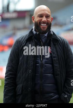 Villa Park. 9. April 2022. Premiership Football, Aston Villa gegen Tottenham Hotspur; ehemaliger Manchester United, Everton und USA-Teamtorwart Tim Howard lächelt, bevor er als Kommentator für das Spiel arbeitete Credit: Action Plus Sports/Alamy Live News Stockfoto