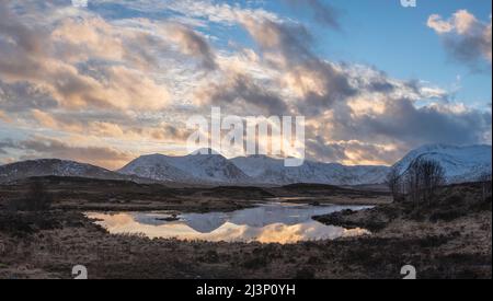 Atemberaubendes Winterpanorama-Landschaftsbild der Bergkette vom Loch Ba in den schottischen Highlands mit dramatischen Wolken über dem Berg Stockfoto