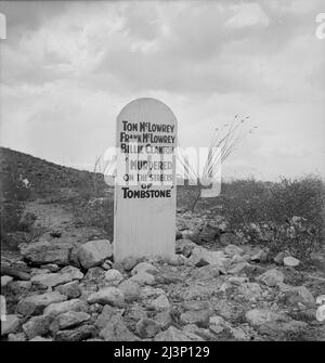 Schild in der Nähe von Tombstone, Arizona. Boot Hill Friedhof. [Tom McLowrey, Frank McLowrey, Billie Clanton: „Murdered on the Streets of Tombstone“]. Stockfoto