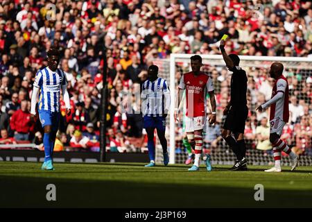 Yves Bissouma von Brighton und Hove Albion erhält während des Spiels der Premier League im Emirates Stadium in London eine gelbe Karte. Bilddatum: Samstag, 9. April 2022. Stockfoto