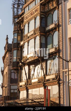 Die Fassade des alten Old England-Ladens wird von der untergehenden Sonne beleuchtet. Zeuge der Jugendstil-Architektur in Brüssel. Museum für Musikinstrumente. Stockfoto