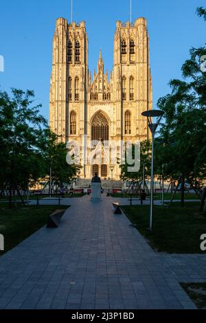 Die Kathedrale Saint Michel und Gudule erstrahlte bei Sonnenuntergang. Brüssel. Stockfoto