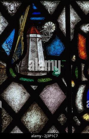 Die Shipley Windmill, einst im Besitz der französisch-englischen Schriftstellerin und Historikerin Hilaire Belloc (1870–1953) und später das fiktive Zuhause des Fernsehers Jonathan Creek. Detail eines Buntglasfensters aus den 1920er Jahren in der Pfarrkirche Saint Mary the Virgin in Shipley, West Sussex, England. Das Fenster wurde von Florence Camm (1874–1960), der Leiterin einer von ihrem Vater gegründeten Glasmacherfirma in West Midlands, entworfen. Stockfoto