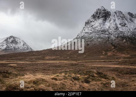 Atemberaubende dramatische Landschaft Winterbild des legendären Stob Dearg Buachaille Etive Mor Berges in den schottischen Highlands Stockfoto