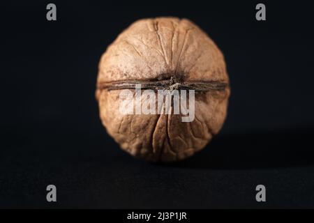 Walnüsse auf dunklem Hintergrund. Nahaufnahme des Nussknackers. Stockfoto