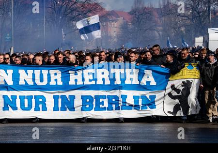 Berlin, Deutschland. 09. April 2022. Fußball: Bundesliga, Hertha BSC - 1. FC Union Berlin. Hertha BSC Fans marschieren gemeinsam in Richtung Olympiastadion. Quelle: Paul Zinken/dpa/Alamy Live News Stockfoto