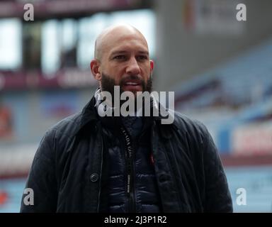 Villa Park. 9. April 2022. Premiership Football, Aston Villa gegen Tottenham Hotspur; ehemaliger Manchester United, Everton und USA-Teamtorwart Tim Howard kommentiert vor dem Spiel für das fernsehen Credit: Action Plus Sports/Alamy Live News Stockfoto