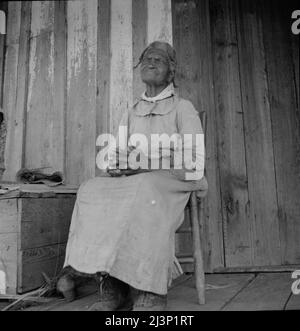 Baumwollspitzer. Sie wurde "zwei Jahre vor der Kapitulation" geboren. Mississippi. [General Robert E. Lee übergab seine konföderierten Truppen am 9. April 1865 im Appomattox Court House, Virginia, an Ulysses S. Grant, den Führer der Unionsarmee, und markierte damit den Beginn des Endes des amerikanischen Bürgerkrieges. Der 13. Änderungsantrag, der die Sklaverei außer als Strafe für ein Verbrechen abschafft, wurde im April 1864 vom Senat und im Januar 1865 vom Repräsentantenhaus verabschiedet]. Stockfoto