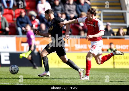 Charlton Athletic's Conor Washington (links) und Rotherham United's Oliver Rathbone kämpfen während des Sky Bet League One-Spiels im AESSEAL New York Stadium, Rotherham, um den Ball. Bilddatum: Samstag, 9. April 2022. Stockfoto