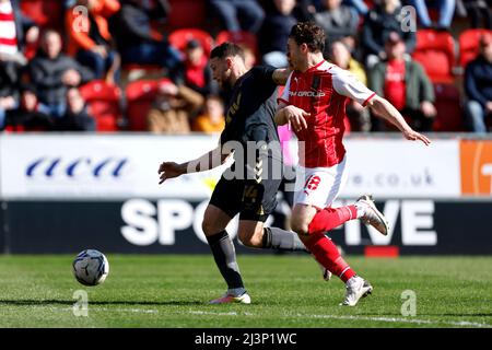 Charlton Athletic's Conor Washington (links) und Rotherham United's Oliver Rathbone kämpfen während des Sky Bet League One-Spiels im AESSEAL New York Stadium, Rotherham, um den Ball. Bilddatum: Samstag, 9. April 2022. Stockfoto