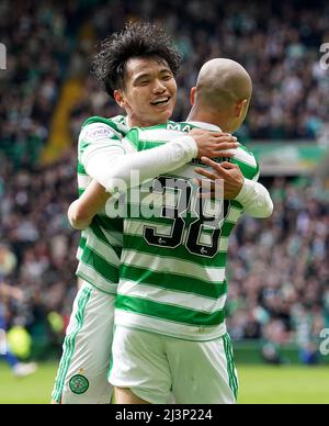 Daizen Maeda (rechts) von Celtic feiert das dritte Tor ihrer Mannschaft während des Cinch Premiership-Spiels im Celtic Park, Glasgow. Bilddatum: Samstag, 9. April 2022. Stockfoto