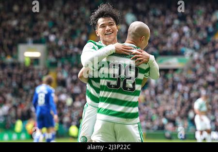 Daizen Maeda (rechts) von Celtic feiert das dritte Tor ihrer Mannschaft während des Cinch Premiership-Spiels im Celtic Park, Glasgow. Bilddatum: Samstag, 9. April 2022. Stockfoto