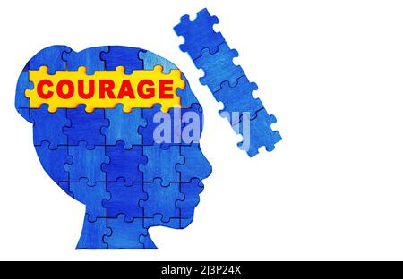 Word COURAGE in einem weiblichen Kopf geformt Puzzle blau und gelb lackiert. Konzept des ukrainischen Nationalwiderstands. Stockfoto