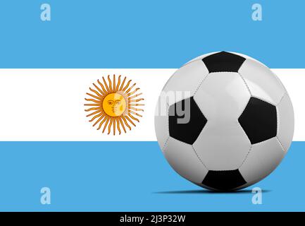 Leerer Fußball mit Nationalmannschaftsflagge Argentiniens. Stockfoto
