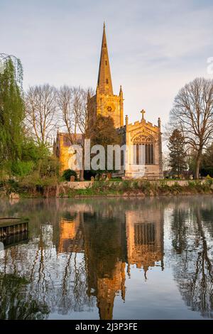 Die Dreifaltigkeitskirche am Ufer des Flusses avon im Frühjahr bei Sonnenaufgang. Stratford-upon-Avon, Warwickshire, England Stockfoto