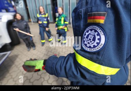 Rostock, Deutschland. 09. April 2022. Mitglieder des THW stehen auf dem Gelände des Rostocker Kapitels. Das Technische Hilfswerk in Rostock repräsentiert symbolisch verschiedene Aktivitäten, die von Schülerinnen bundesweit beim Girls Day am 28. April ausprobiert werden können. Quelle: Danny Gohlke/dpa/Alamy Live News Stockfoto
