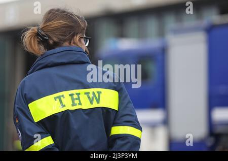 Rostock, Deutschland. 09. April 2022. Ein THW-Mitglied steht auf dem Gelände des Rostocker Kapitels. Das Technische Hilfswerk in Rostock repräsentiert symbolisch verschiedene Aktivitäten, die von Schülerinnen bundesweit beim Girls Day am 28. April ausprobiert werden können. Quelle: Danny Gohlke/dpa/Alamy Live News Stockfoto