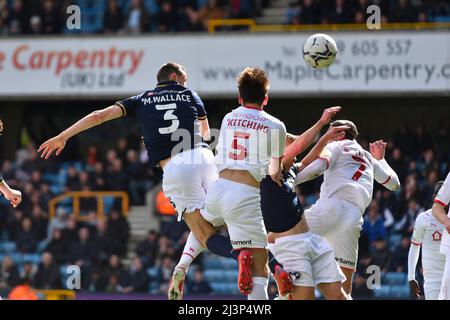 LONDON, GROSSBRITANNIEN. APR 9. Murray Wallace von Millwall bestreitet einen Header mit Callum Brittain von Barnsley während des Sky Bet Championship-Spiels zwischen Millwall und Barnsley am Samstag, 9.. April 2022 in Den, London. (Kredit: Ivan Yordanov | MI Nachrichten) Kredit: MI Nachrichten & Sport /Alamy Live Nachrichten Stockfoto