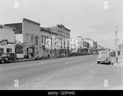 Die Hauptstraße einer Talstadt hinauf. Gilroy, Kalifornien. Stockfoto