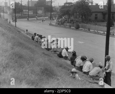 Warten auf die LKWs, die sie zu den Baumwollfeldern bringen. Memphis, Tennessee. Stockfoto