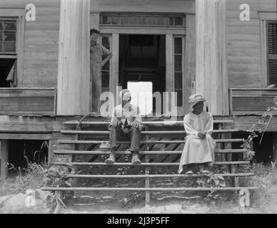 Ex-Sklave und Ehefrau auf den Stufen des Plantagenhauses, jetzt im Verfall. Greene County, Georgia. Stockfoto