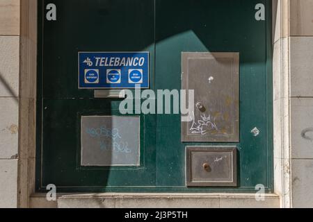 Felanitx, Spanien; 07 2022. april: Das Büro der Bank Banca March ist geschlossen und befindet sich in einem Zustand des Verlassens. Felanitx, Insel Mallorca, Spanien Stockfoto