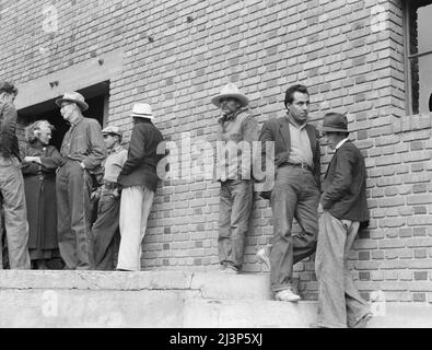 Mexikaner, Feldarbeiter, streiken während der Baumwollpflücksaison und beantragen bei der Farm Security Administration (FSA) Hilfe. Bakersfield, Kalifornien. Stockfoto