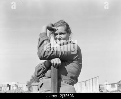 Die Mutter aus Arkansas kommt mit ihrem Mann und elf Kindern nach Kalifornien, um einen Neuanfang zu machen. Jetzt eine ländliche Rehabilitation Client. Tulare County, Kalifornien. Stockfoto