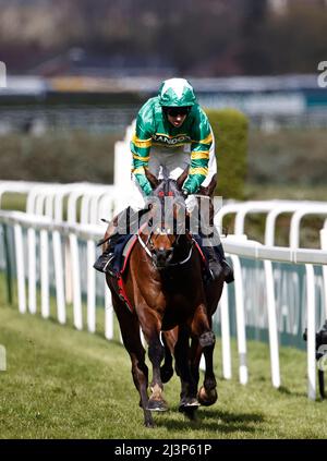 Aintree Racecourse. 9. April 2022. Aintree, Merseyside, England: Grand National Festival, Tag 3: Vater Du Berlais unter Mark Walsh gewinnt die Liverpool-Hürde der JRL Group Credit: Action Plus Sports/Alamy Live News Stockfoto