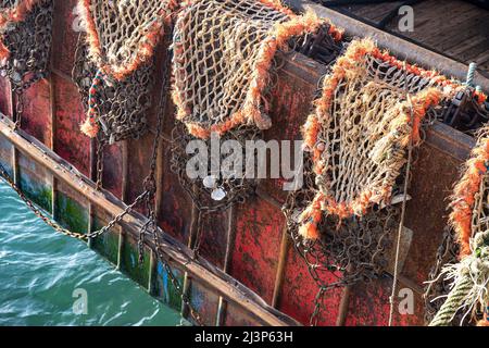 Nahaufnahme eines Fischernetzes auf der Rückseite eines Fischerbootes Stockfoto