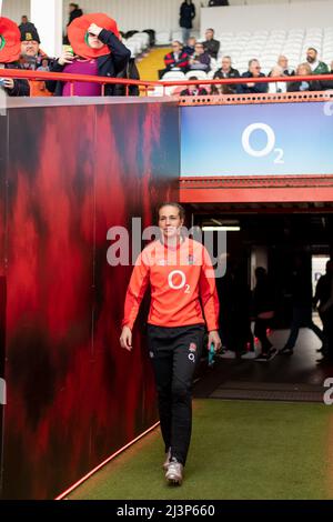 Gloucester, Großbritannien. 09. April 2022. Emily Scarratt (13 England) geht zum Aufwärmen vor dem TikTok Womens Six Nations-Spiel zwischen England und Wales im Kingsholm Stadium in Gloucester, England. Marcelo Poletto/SPP Credit: SPP Sport Press Photo. /Alamy Live News Stockfoto