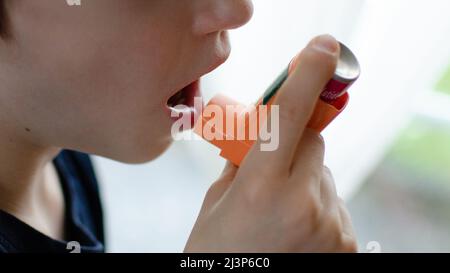 Junge mit Asthma-Inhalator Stockfoto