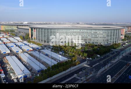 Shanghai. 9. April 2022. Das am 9. April 2022 aufgenommene Foto zeigt die Außenansicht eines provisorischen Krankenhauses, das aus dem National Exhibition and Convention Center (Shanghai) im ostchinesischen Shanghai umgebaut wurde. Quelle: Li He/Xinhua/Alamy Live News Stockfoto