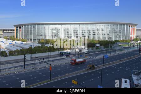 Shanghai. 9. April 2022. Das am 9. April 2022 aufgenommene Foto zeigt die Außenansicht eines provisorischen Krankenhauses, das aus dem National Exhibition and Convention Center (Shanghai) im ostchinesischen Shanghai umgebaut wurde. Quelle: Li He/Xinhua/Alamy Live News Stockfoto