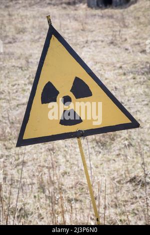 Tschernobyl, Ukraine. 10.. April 2019. Ein Schild am Rande des Roten Waldes in der Nähe des Kernkraftwerks Tschernobyl, das bei der Katastrophe von Tschernobyl im Jahr 1986 zerstört wurde. Die Anlage befindet sich jetzt in der Tschernobyl-Sperrzone in der Ukraine. Der Rote Wald ist einer der radioaktivsten Standorte der Erde. Stockfoto