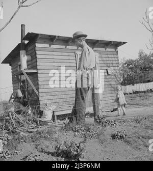 Madera County, Familie aus der Nähe von Dallas, Texas. Die Miete beträgt fünf Dollar pro Monat. „Hier gibt es keine Zukunft. Ich habe die Arbeit verfolgt (Wanderarbeiter), aber es gibt keine Chance für einen Bursche, sich in diesem Land einen holt. Der letzte Job, den ich hatte, war das Fahren eines Traktors für fünfunddreißig Cent pro Stunde. Hatte diesen Job fünf Monate lang, bis ein Filipino für fünfundzwanzig Cent pro Stunde kommt. Ich wurde auf einer Baumwollfarm aufgezogen, die mein Vater dort ein kleines Hotel besaß, und ich bin bereit, dieses Land für immer zu verlassen, bevor ich zu alt werde, Wenn ich die Chance auf eine Farm bekommen könnte.“ Stockfoto