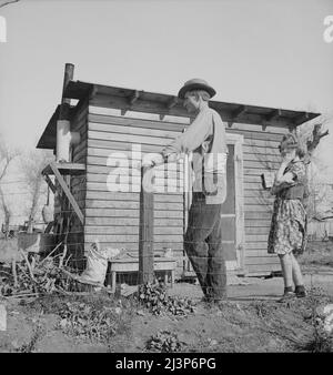 Madera County, Familie aus der Nähe von Dallas, Texas. Die Miete beträgt fünf Dollar pro Monat. „Hier gibt es keine Zukunft. Ich habe die Arbeit verfolgt (Wanderarbeiter), aber es gibt keine Chance für einen Bursche, sich in diesem Land einen holt. Der letzte Job, den ich hatte, war das Fahren eines Traktors für fünfunddreißig Cent pro Stunde. Hatte diesen Job fünf Monate lang, bis ein Filipino für fünfundzwanzig Cent pro Stunde kommt. Ich wurde auf einer Baumwollfarm aufgezogen, die mein Vater dort ein kleines Hotel besaß, und ich bin bereit, dieses Land für immer zu verlassen, bevor ich zu alt werde, Wenn ich die Chance auf eine Farm bekommen könnte.“ Stockfoto