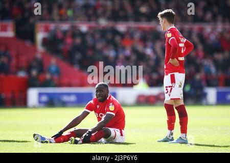 Keinan Davis (links) von Nottingham Forest reagiert während des Sky Bet Championship-Spiels auf dem City Ground in Nottingham. Bilddatum: Samstag, 9. April 2022. Stockfoto